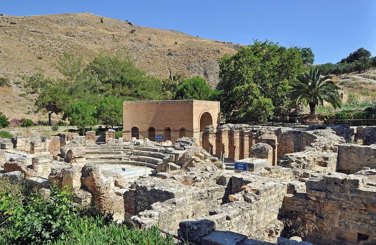 Odeón romano donde se encontraron las leyes de Gortina. Imagen de Wikipedia Commons