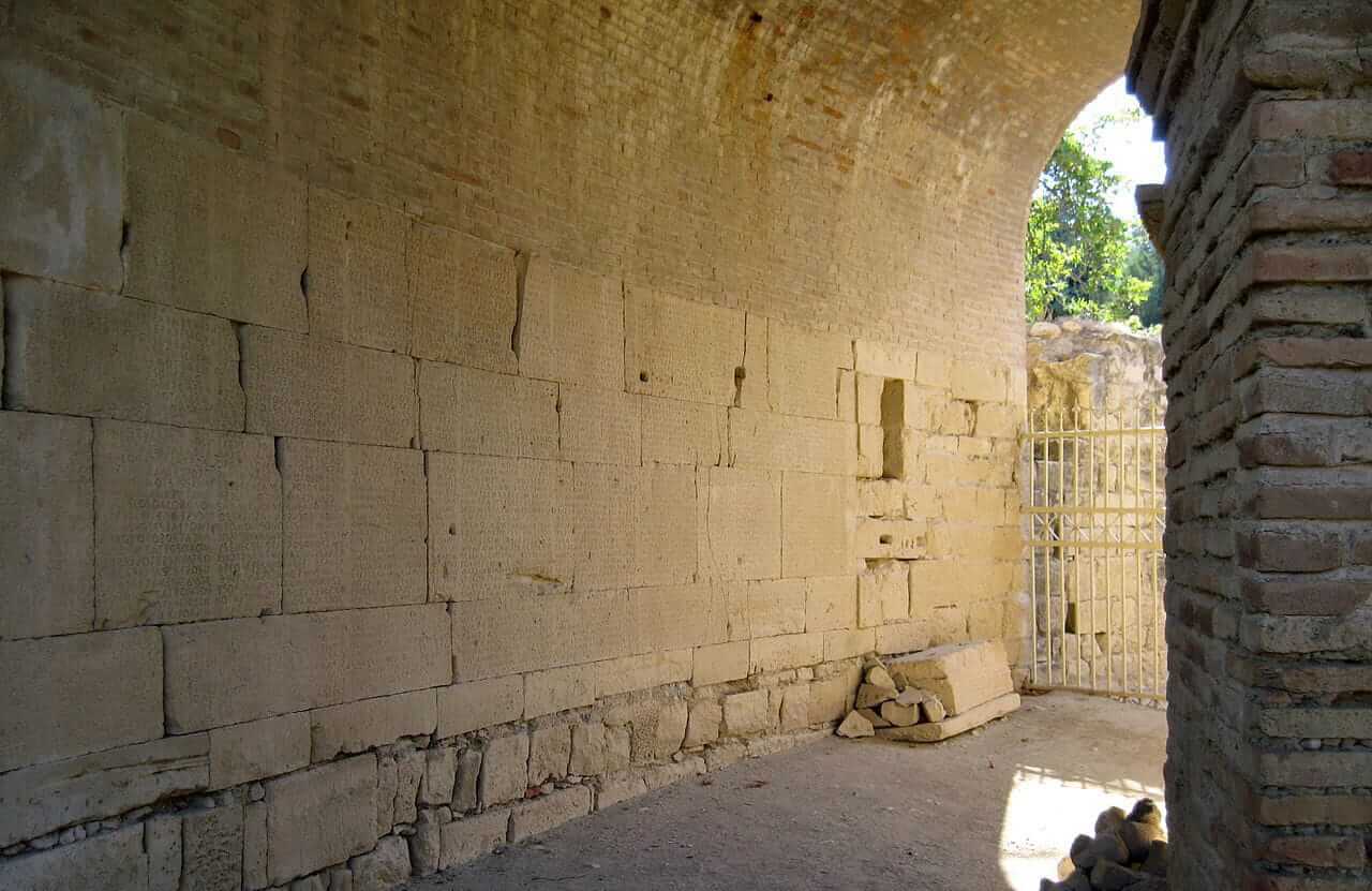 Leyes de Gortina en el Odeón romano donde fuero halladas. Imagen de Wikipedia Commons