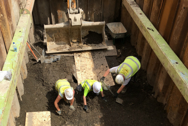 Arqueólogos trabajan en el cementerio romano de Lincoln