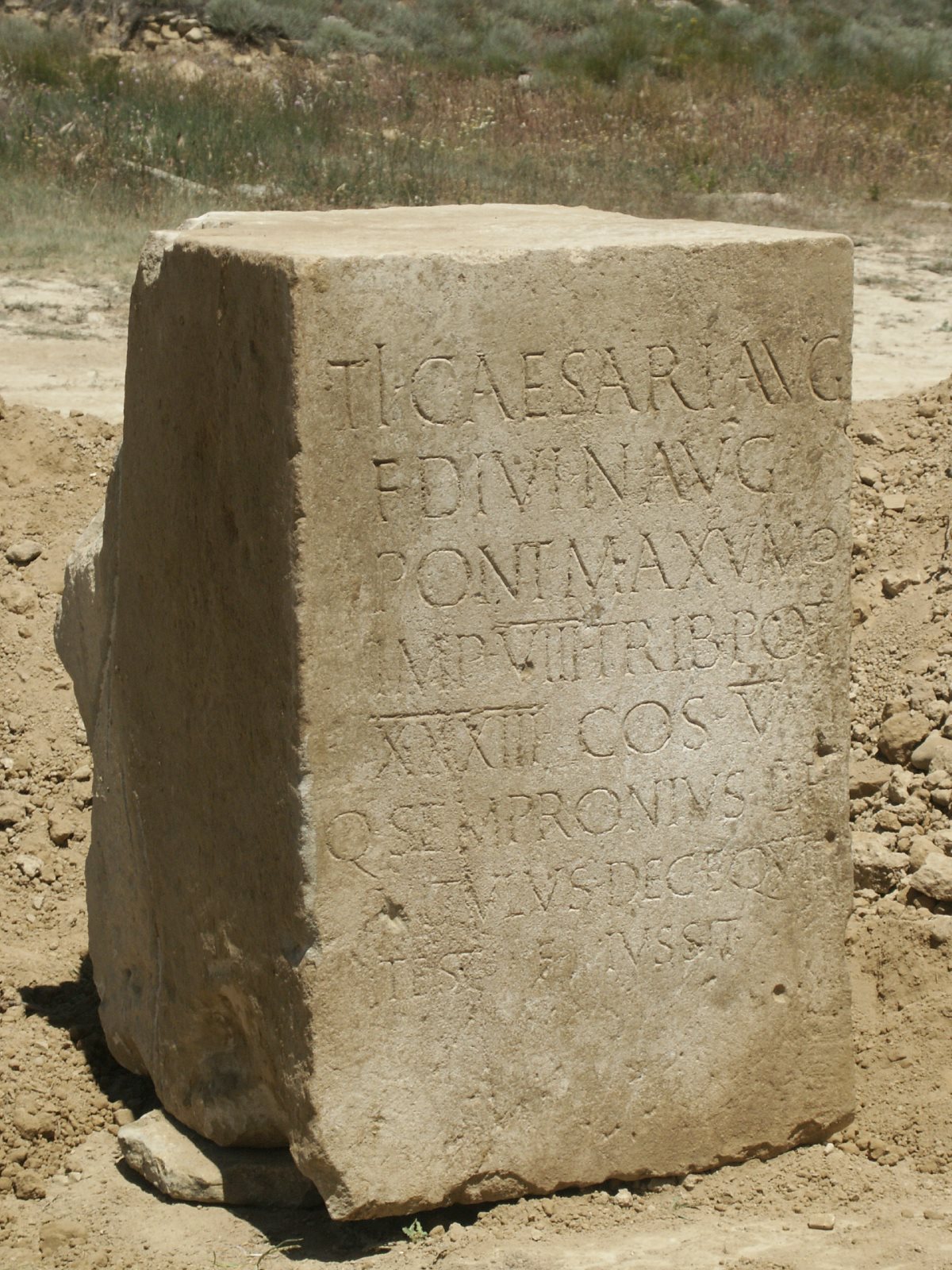 Pedestal de Los Bañales dedicado a Tiberio Pedestal de Los Bañales dedicado a Tiberio