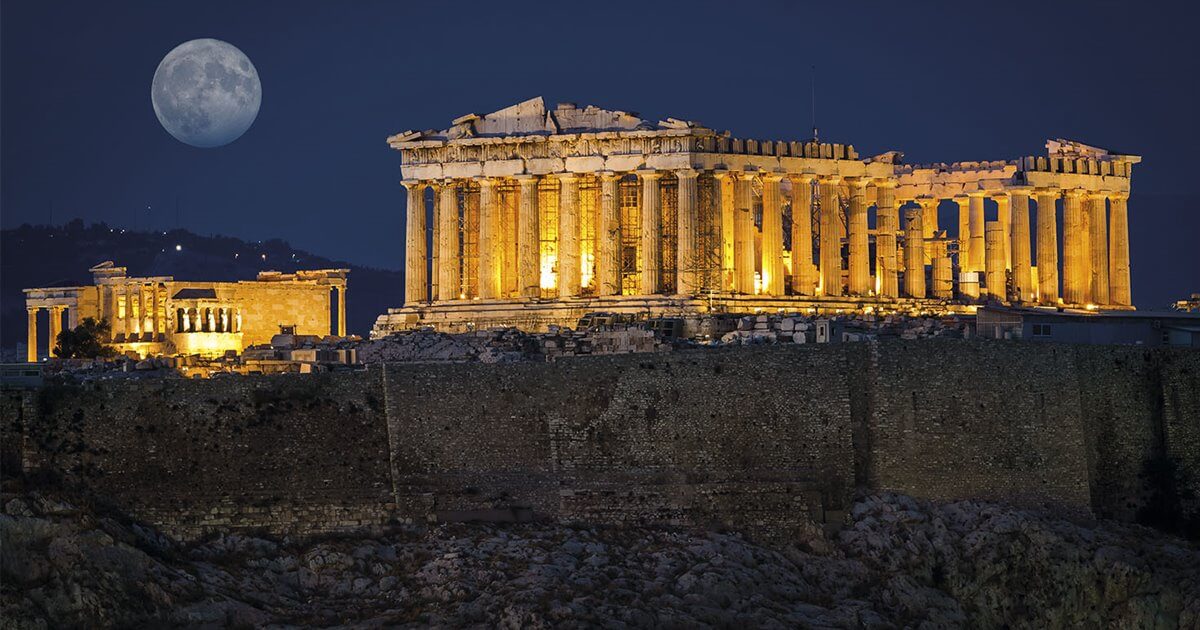 Acrópolis de Atenas bajo la luna llena