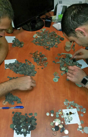 Los agentes de policía haciendo inventario del botín del acusado
