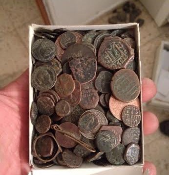 Algunas de las monedas intervenidas en la detención Algunas de las monedas intervenidas en la detención