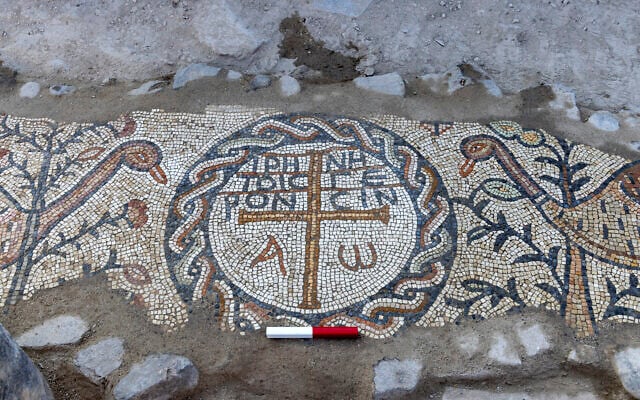 Mosaico hallado en Israel con la inscripción La paz sea con los ancianos