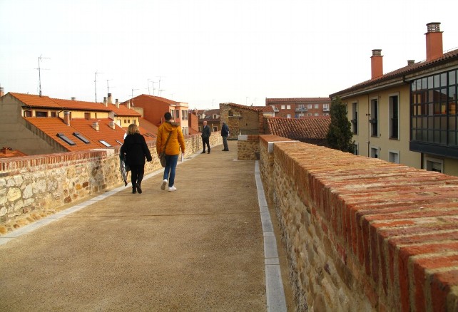 Nuevo tramo paseable de la muralla de León