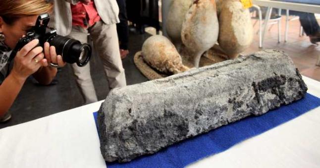 Uno de los lingotes del pecio de Bou Ferrer