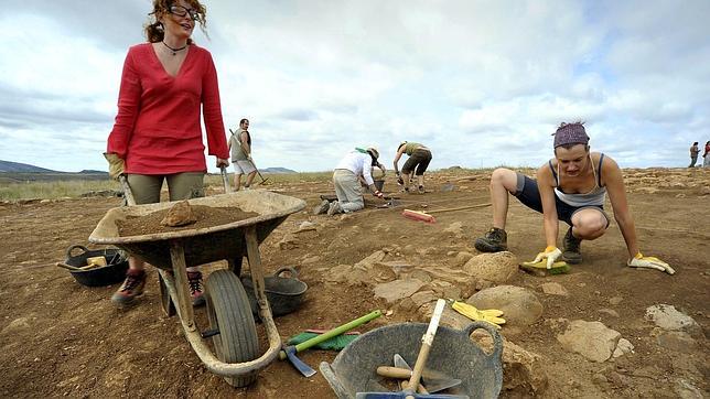 Arqueólogos trabajando en el yacimiento de Numancia