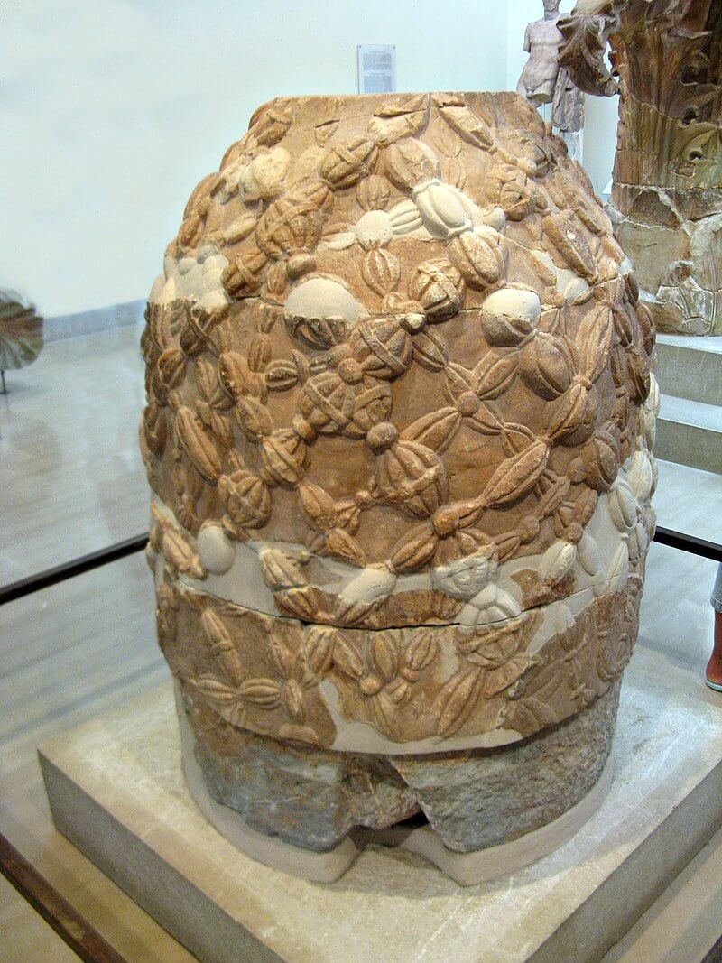Réplica del onphalos original que puede verse en el Museo Arqueológico de Delfos