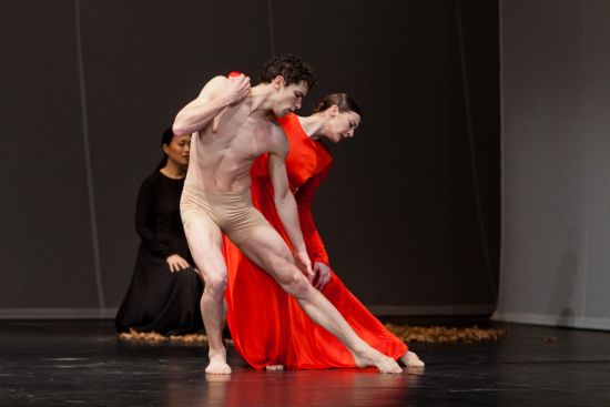 Orfeo y Eurídice bailan en la escenario