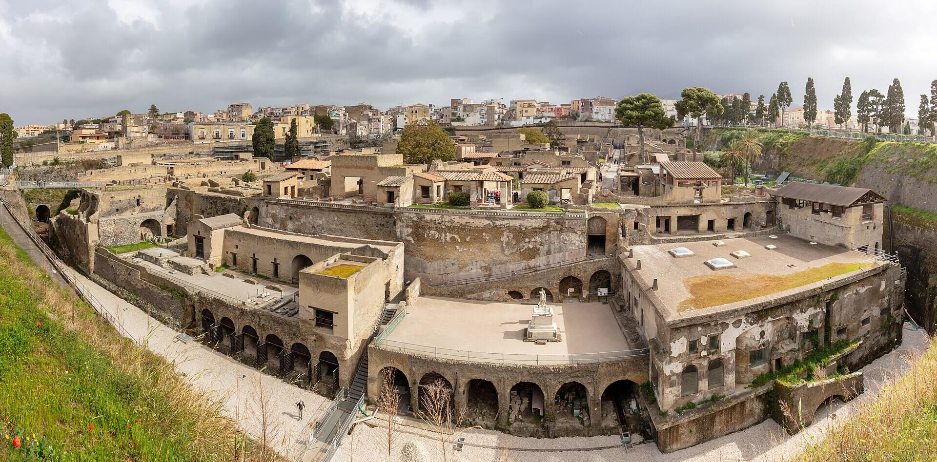 Vista del yacimiento de Herculano. Imagen de Diego Delso via Wikipedia