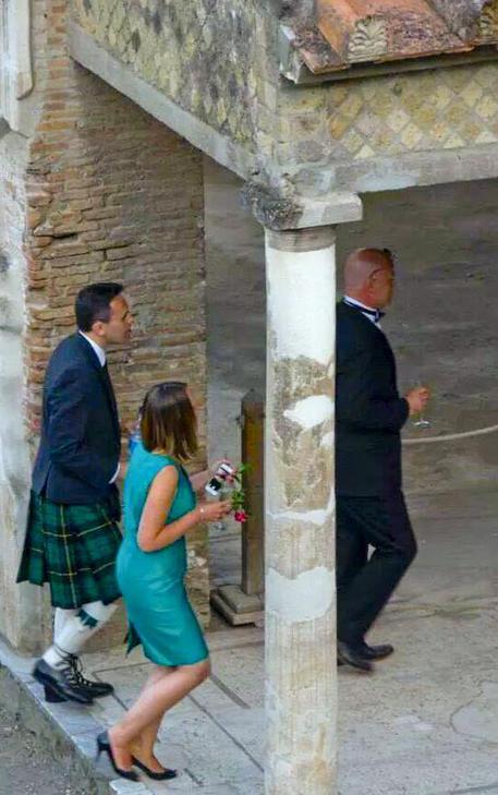 Invitados entrando a la Villa de Popea durante la fiesta