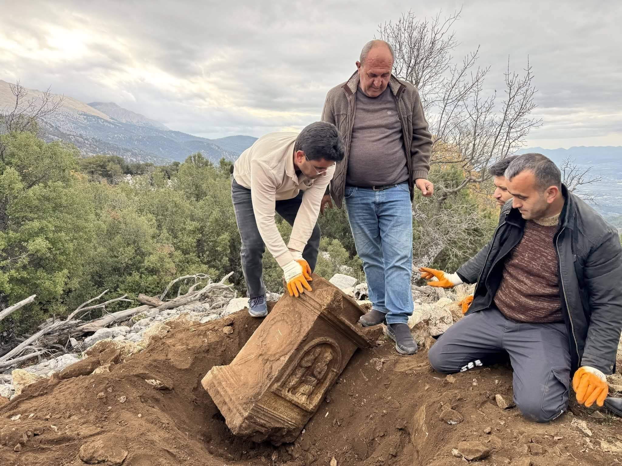 Estela romana encontrada por un pastor en Turquía