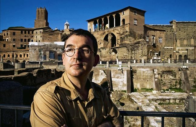Santiago Posteguillo frente a unas ruinas romanas