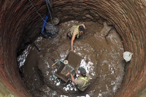 Arqueólogos trabajando en el pozo del peristilo del teatro de Mérida, Peristilo del teatro de Mérida