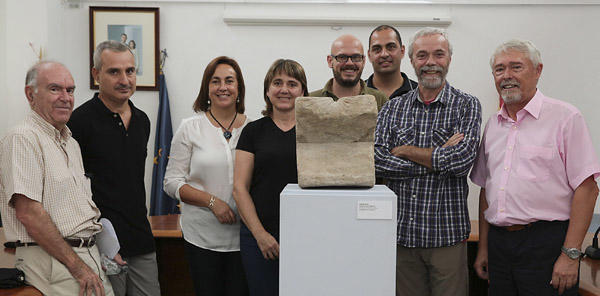 El equipo del Museo Etnológico de Ador junto al reloj de sol de época romana, Reloj de sol romano hallado en Ador
