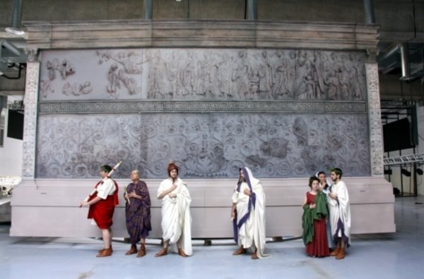 Ensayo de una de las representaciones en torno al Ara Pacis
