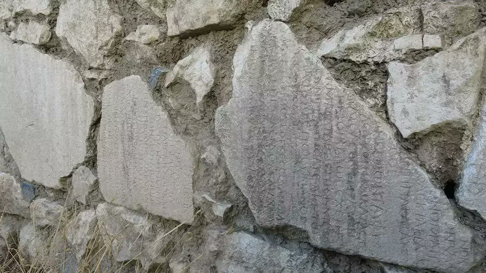 Restos de una inscripción en una granja de Turquía