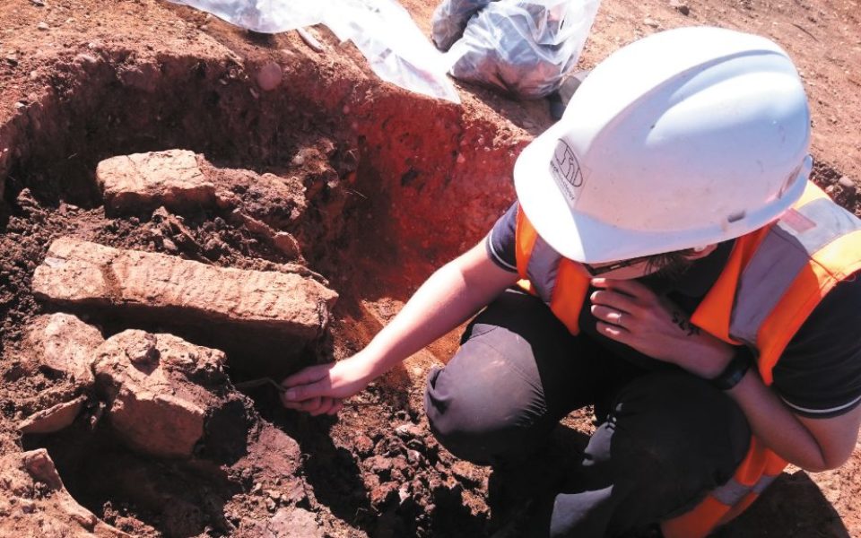 Arqueólogo trabajando en el nuevo yacimiento de Rugby