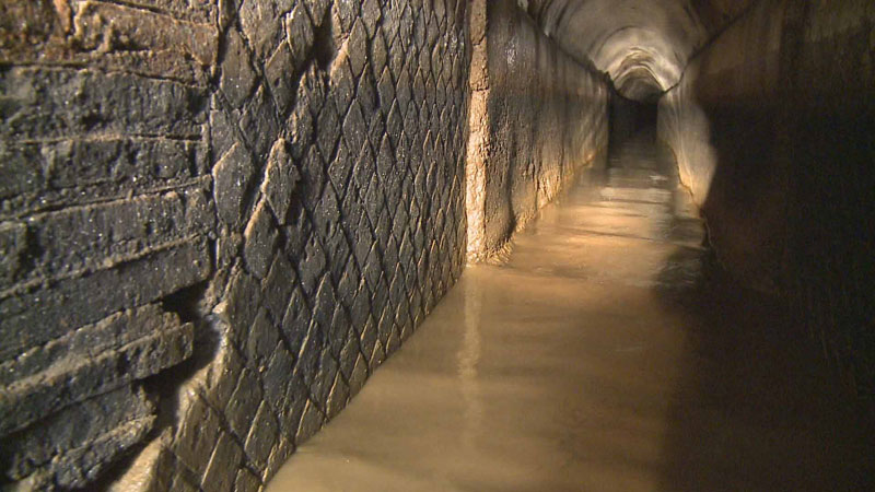 Foto propiedad de Ted O’Neill, Un arqueólogo realiza un descenso a través de un tunel del Acqua Claudia en los terrenos del convento franciscano de Vicovaro (Filippo Monteforte, AFP) 