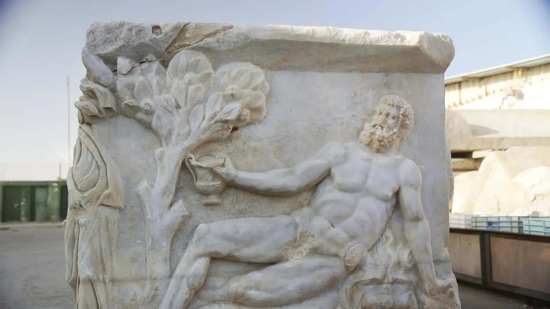 Escena de Heracles borracho en el sarcófago de Cesarea