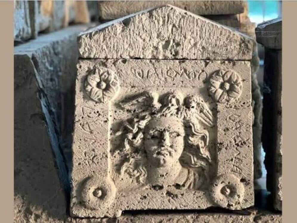Sarcófago de Perugia con la cabeza de Medusa