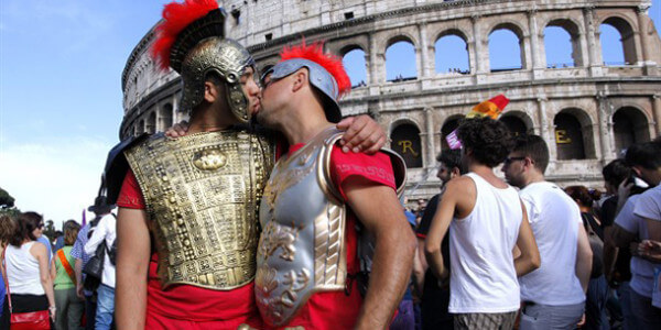 Pareja de modernos legionarios besándose en Roma