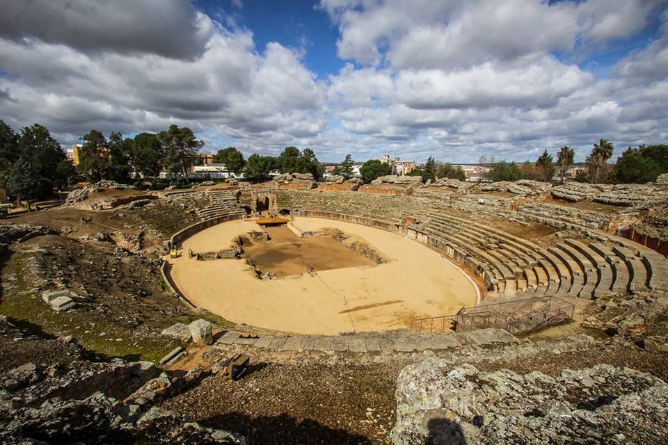 El anfiteatro con una parte del foso cubierta El anfiteatro con una parte del foso cubierta