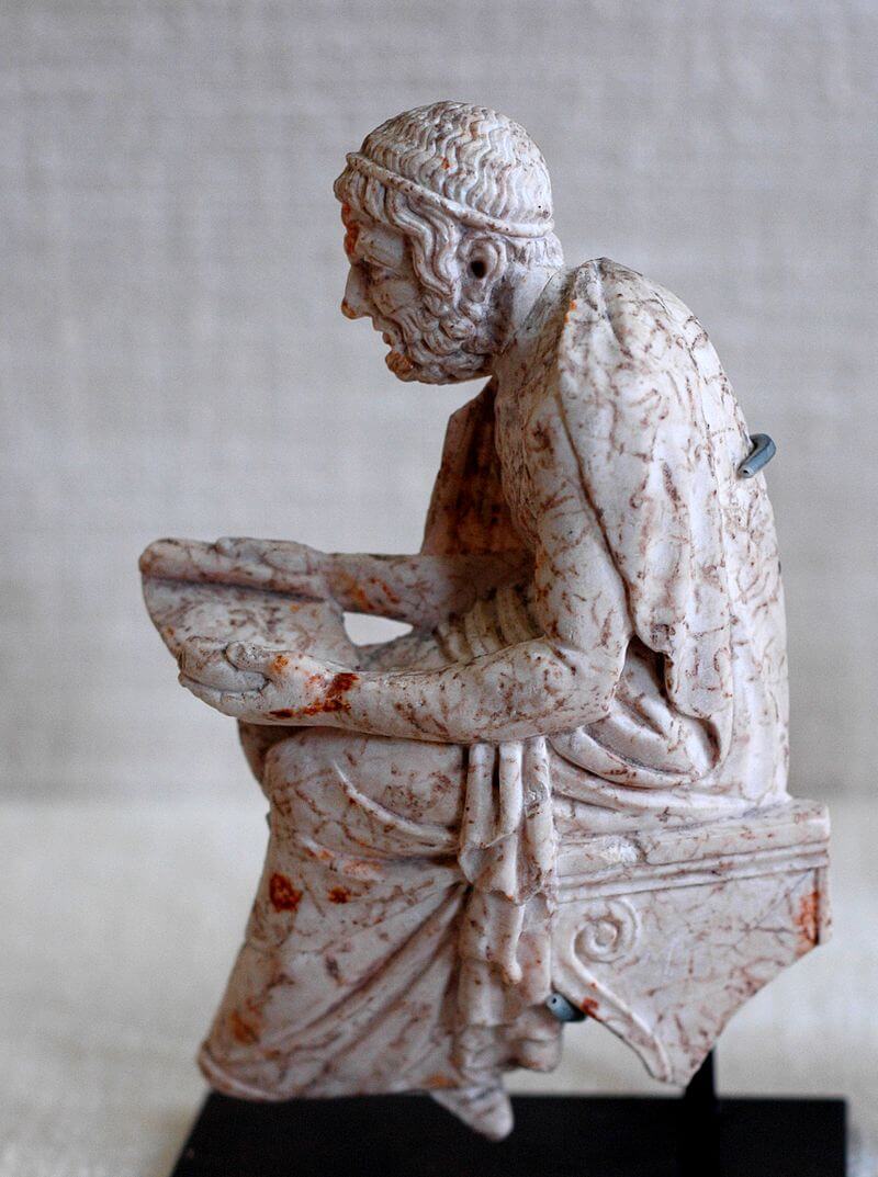 Estatuilla que muestra a Sófocles leyendo una tragedia