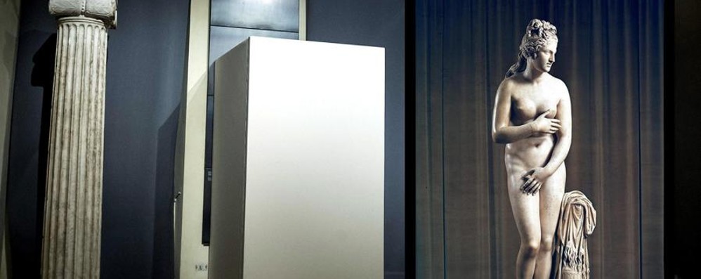 Escultura clásica cubierta por la visita del presidente de Irán
