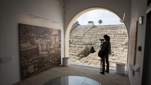 Ventanal desde el que pueden contemplarse los restos del teatro romano