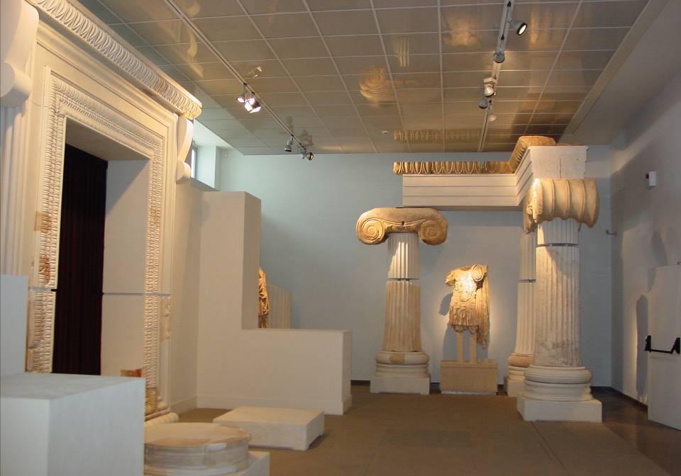 Restos del templo en el museo de Tesalónica