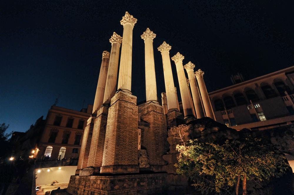 El templo romano de Córdoba durante la noche