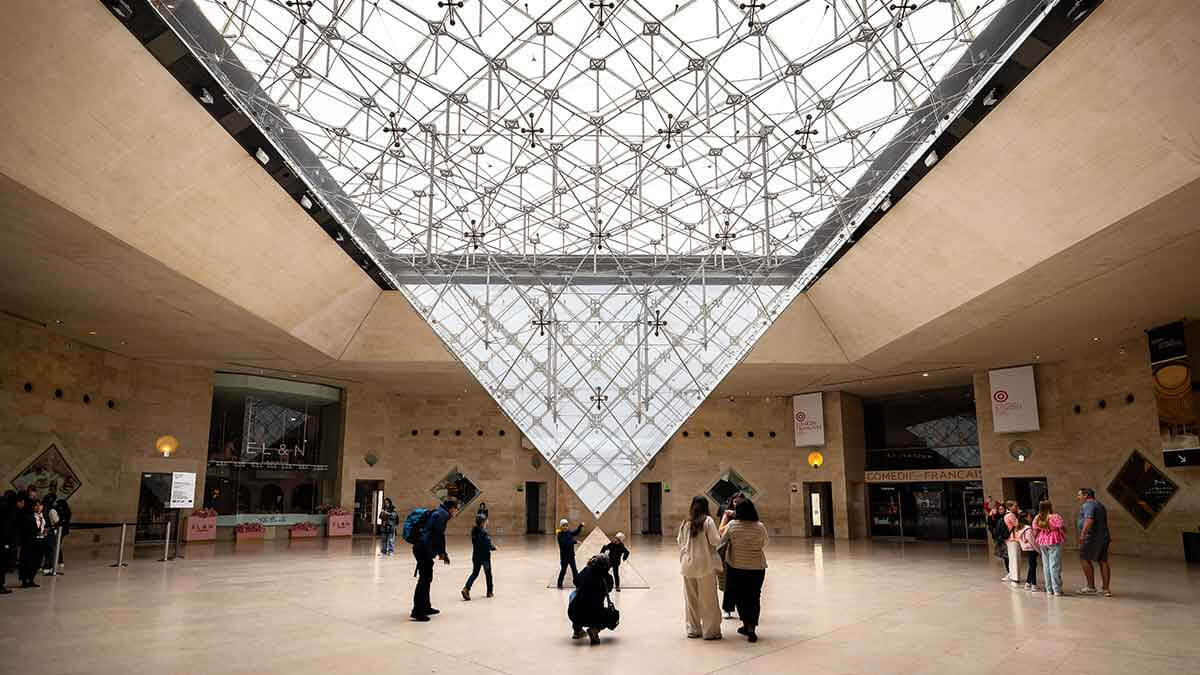 Interior de la recepción del Museo del Louvre