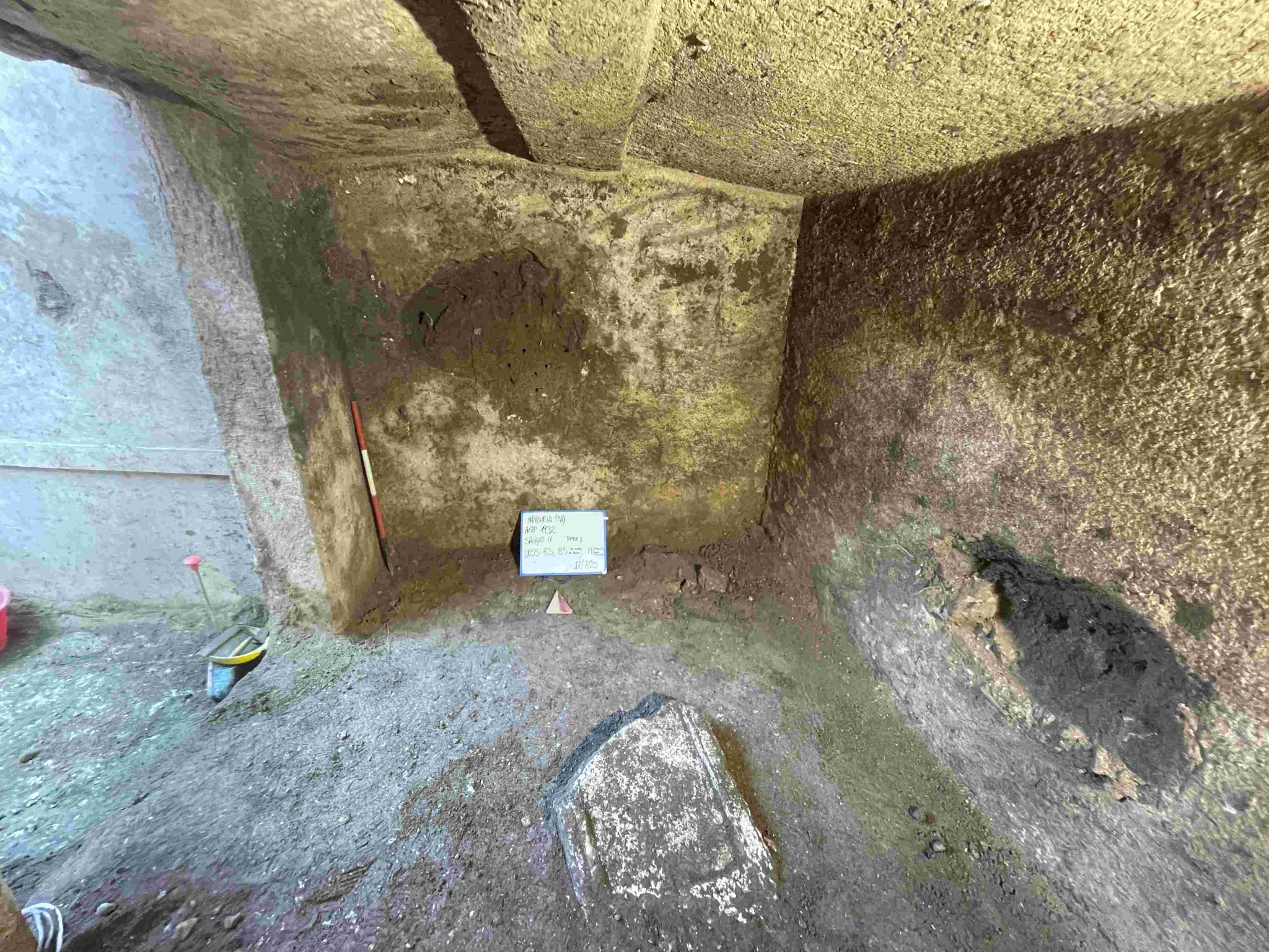 Interior de la tumba hallada en Manduria