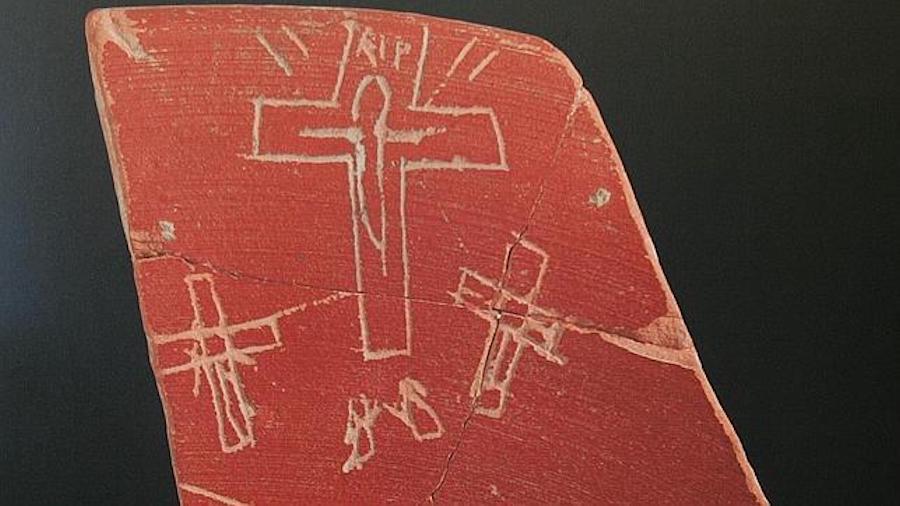 Una de las polémicas piezas halladas en el yacimiento de Iruña-Veleia
