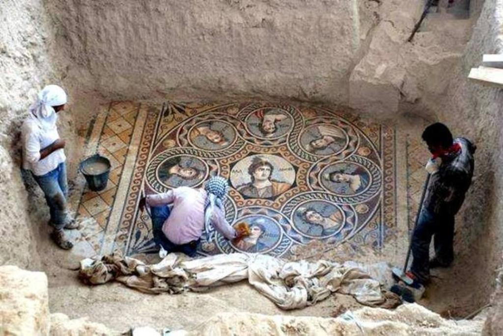 Los arqueólogos limpian el mosaico de las musas en Zeugma