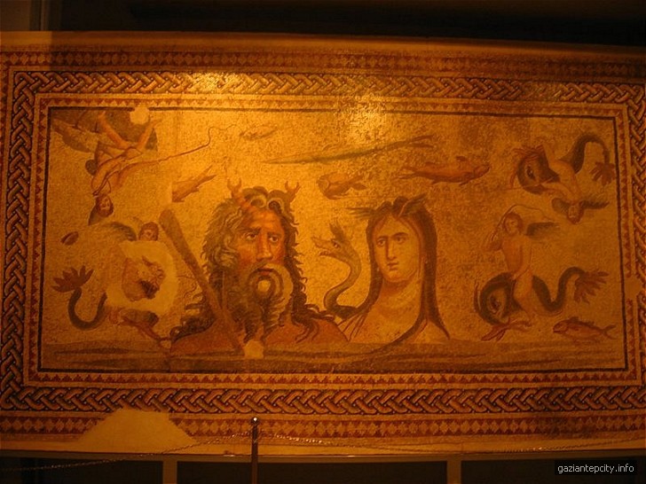 Mosaico de Océano y Titis expuesto en el museo de Gaziantep