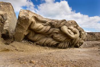 Columna monumental hallada en el santuario de la Picardía francesa