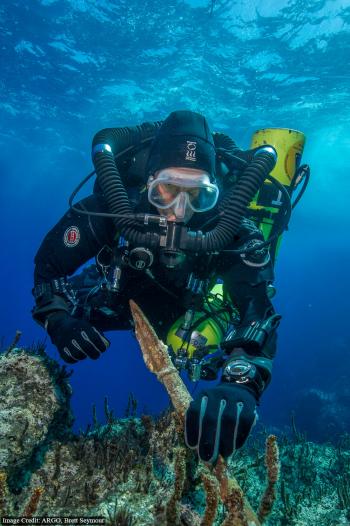 Submarinista encontrando lanza en Anticitera